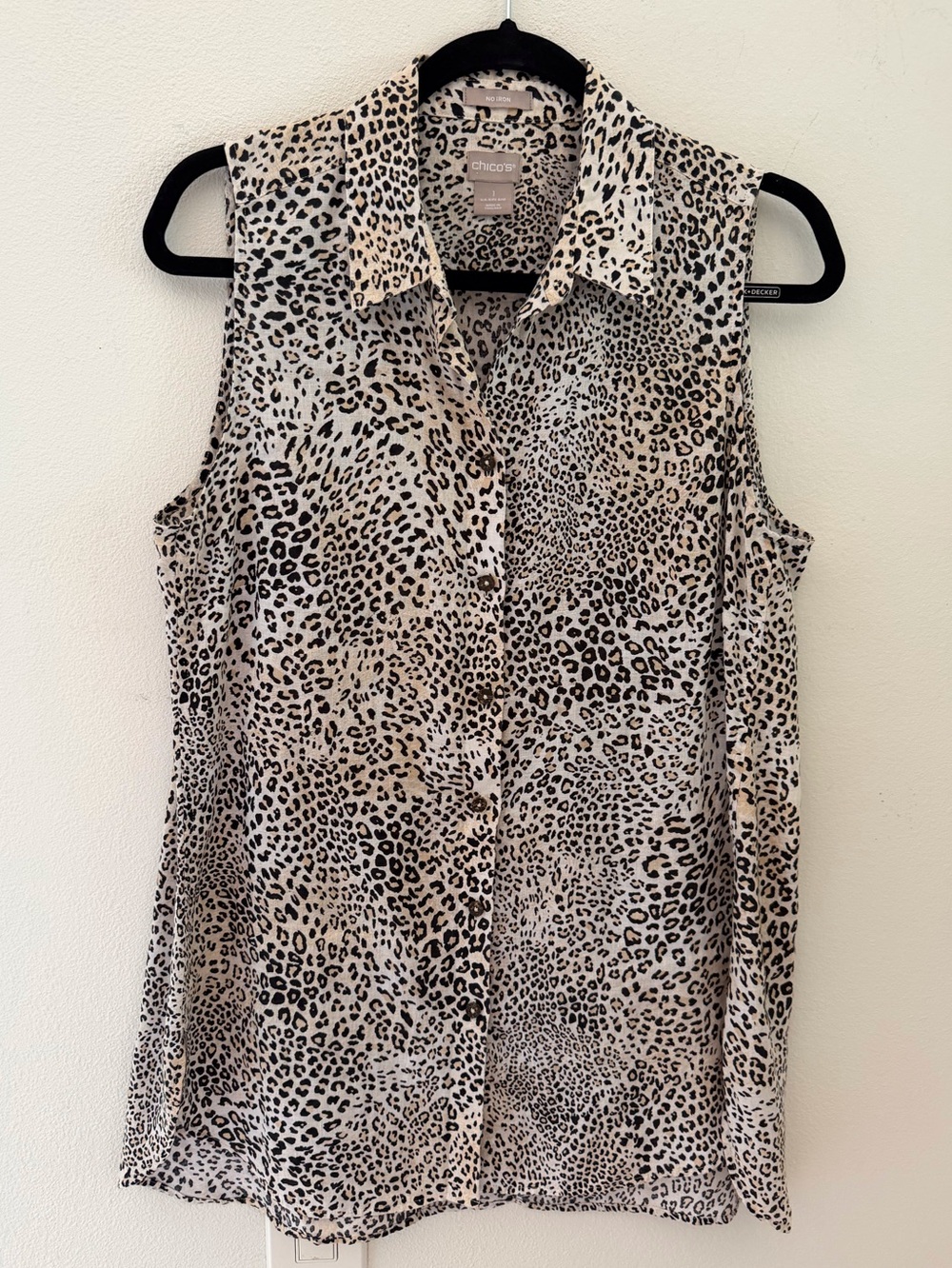 Chico's Women’s Beige and Black Leopard Print Sleeveless Button Front Top Size 8